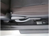 【シートアジャスター】運転席に上下シートアジャスターが付いてます。座席の高さも調整可能です