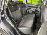 後部座席も気になるようなキズ・汚れやへたり等、大きなダメージはなく、良好な状態です。