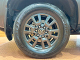 【純正18インチアルミホイール】外観にマッチした純正アルミホイールを装着しております。各種社外アルミホイールや、スタッドレスタイヤも取扱いしております。是非ご相談ください♪