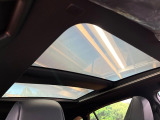 【調光パノラマルーフ】車内の解放感が一気に上がる大型パノラマルーフに調光機能がプラス!日差しが強い時、シェードを閉めなくてもガラスの透明度を調整することで心地よい明るさに♪
