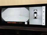 パノラミックビューモニターシステムが付いているので車の上から見た映像が確認できますよ。 一目で車両周辺の情報を確認できますが、直接安全をご確認下さい。