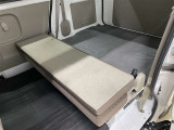 ☆後部座席を倒すと大きな荷物も積めるスペースに☆