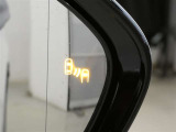 ブラインドスポットモニター装備。隣車線を走る車両を検知。ドアミラーでは確認しにくい後、側方エリアに存在する車両や急接近してくる車両も検知しドアミラーに搭載されたLEDインジケーターが点灯します。