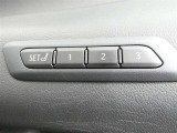【シートメモリー】お好みの運転席シート位置を3通り記憶させておく事ができます。