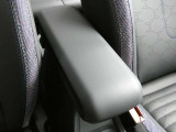運転席と助手席の間には、アームレストが装備されています!