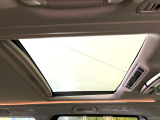 【サンルーフ】開放感たっぷりの希少装備、サンルーフが装着されています!車内に明かりを取り入れたり景色を楽しむ以外にも、車内の空気も簡単に換気できて快適です!