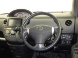 運転席まわりです。 各操作スイッチは使いやすい位置に配置されてます。