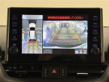 【パノラミックビューモニター】自車周辺をぐるりと俯瞰できるカメラで危険を察知。上空からの映像で自動車や障害物の位置が詳細に確認できるので、狭い駐車場でも安心して駐車できますね。