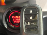 【Hondaスマートキー】カバンやポケットに入れたままでもドアの施錠・解錠が可能なスマートキーを装備。エンジンのオン・オフ時もカギを取り出す必要が無いからとっても便利です♪