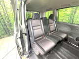 後部座席も気になるようなキズ・汚れやへたり等、大きなダメージはなく、良好な状態です。
