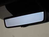 デジタルインナーミラーを装備してます。後部座席の人や大きな荷物で後方の視界を遮られることがありません。