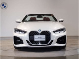 【BMWの伝統-1】BMWの特徴的な&ldquo;キドニーグリル&rdquo;は、80年以上続く伝統の形でございます。変わらないこだわりのデザインが、プレミアムブランド&ldquo;BMW&rdquo;を創り出します。