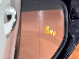 【ブラインドスポットモニター】走行中、ドアミラーの死角になりやすい箇所に後続車が接近するとサイドミラーのレンズに警告を表示!ドライバーに注意喚起をしてくれます。