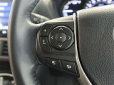ステアリングスイッチ付き。前方から目を離すことなく操作することが可能です。