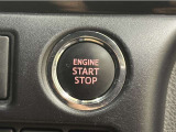 エンジンスタートボタンです。キーが車内にあれば、エンジンの始動・停止はブレーキを踏んでスイッチを押すだけ!キーを取り出す手間を省き、ワンプッシュでエンジンを操作するので簡単でスムーズです。