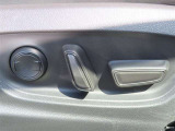 運転する時はドライビングポジションが気になりますよね。パワーシートで座席位置の微調整もしっかりできます。高級感がある装備としても人気があります。