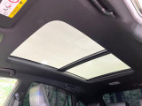【パノラマルーフ】大型のガラスルーフ搭載で車内の解放感が一気にアップ!開放的なドライブをお楽しみいただけます。