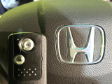 【Hondaスマートキー】カバンやポケットに入れたままでもドアの施錠・解錠が可能なスマートキーを装備。エンジンのオン・オフ時もカギを取り出す必要が無いからとっても便利です♪