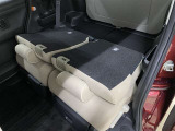 ☆後部座席を倒すと大きな荷物も積めるスペースに☆