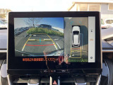 パノラミックビューモニター付きです。車両を上から見たような映像をディスプレイオーディオ画面に表示。運転席からの目視だけでは見にくい、車両周辺の状況をリアルタイムでしっかり確認できます。