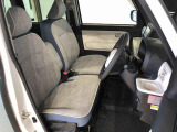 運転席の座面高さを調整できるシートリフターが付いています。フロントシートはベンチシートを採用で、座面も広く使い勝手もいいですよ♪