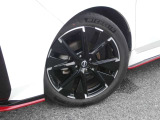 アルミホイール付!鉄ホイールと違って軽いので燃費にも影響してきます。ガソリンの高騰に少しは貢献します!足元がきまります。