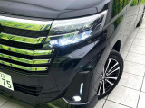 【LEDヘッドライト】悪天候や夜間走行時も良好な視界を確保し安心して運転できる高輝度LEDヘッドライトを装備!点灯速度が早く、消費電力も抑えられています。