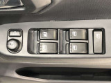 パワーウィンドのスイッチです。運転席に座りながら、助手席や後席の窓を開け閉めできるので大変便利ですよ。