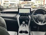 スタイリッシュなデザインのインパネ。各操作スイッチは使いやすい位置に配置されてます。