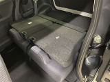 ☆後部座席を倒すと大きな荷物も積めるスペースに☆