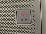 【マツダエマージェンシーコール】エアバッグが展開される衝突事故を車両が検知した場合や、SOSボタンを押した場合に、 緊急通報オペレーターを通じて緊急車両の手配などを行なうことができます。