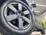 【純正アルミホイール】デザイン性の高い純正アルミホイールを装着しております。各種社外アルミホイールや、スタッドレスタイヤも取扱いしております。是非ご相談ください♪
