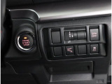 ボタンでエンジン始動が可能な、プッシュスタート機能搭載!もしもの時の、盗難警報装置イモビライザーも同時に装備されております! キーレスのボタン、もしくは、ドアハンドルのスイッチセンサーで開閉可能です!