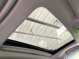 【サンルーフ】開放感たっぷりの希少装備、サンルーフが装着されています!車内に明かりを取り入れたり景色を楽しむ以外にも、車内の空気も簡単に換気できて快適です!