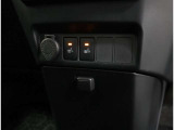 シートヒーター付:寒い日や夏の冷房中の冷えやすい肩・腰・脚部を暖めるシートヒーターが運転席・助手席に装備されています!