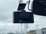 【ドライブレコーダー】映像・音声などの運転中の記録を残します。事故などを起こした起こされた時の証拠になりえますので、もしも時でも安心ですね。