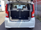 大口なテールゲートです。幅広、低い床面で大きな荷物の出し入れが簡単になります。コンパクトボディーなのに、荷室はこんなに広々!たくさん荷物が積めますよ。