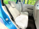 後部座席も気になるようなキズ・汚れやへたり等、大きなダメージはなく、良好な状態です。