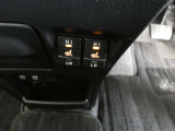 運転席と助手席には寒い時にうれしいシートヒーターが装備されてます。