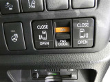 電動スライドドアのスイッチで車内からもスライドドアの開閉ができます。イージークローザー機能で半ドアになることも防止してくれます。