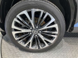 【タイヤ・ホイール】215/50R18の純正アルミタイヤになります。スタッドレスタイヤもこのサイズをお求め下さい。
