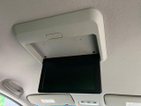 【フリップダウンモニター】大画面モニターで後席でもエンタメをお楽しみいただけます。小さなお子様にも大人気の装備です♪