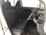 運転席の座面高さを調整できるシートリフターが付いています。フロントシートはベンチシートを採用で、座面も広く使い勝手もいいですよ♪