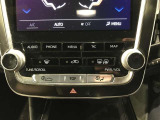 【オートエアコン】一度お好みの温度に設定すれば、車内の温度を検知し風量や温度を自動で調整してくれます。