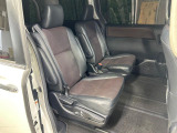 後部座席も気になるようなキズ・汚れやへたり等、大きなダメージはなく、良好な状態です。