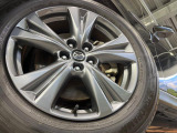 【純正18インチアルミホイール】外観にマッチした純正アルミホイールを装着しております。各種社外アルミホイールや、スタッドレスタイヤも取扱いしております。是非ご相談ください♪