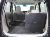 後席を倒して荷室を広くできます。写真は左後席を倒した状態です。