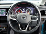 ステアリングホイール【フォルクスワーゲンマークが輝く、握りやすい3本スポークのステアリング】