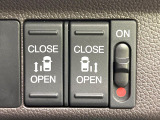 【両側パワースライドドア】スマートキーや運転席のスイッチで後席両側スライドドアの開閉が可能♪電動だから力を入れてドアを開ける必要が無く、小さなお子様でも簡単に開け閉めでき快適です♪