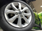 【純正アルミホイール】外観にマッチした純正アルミホイールを装着しております。各種社外アルミホイールや、スタッドレスタイヤも取扱いしております。是非ご相談ください♪